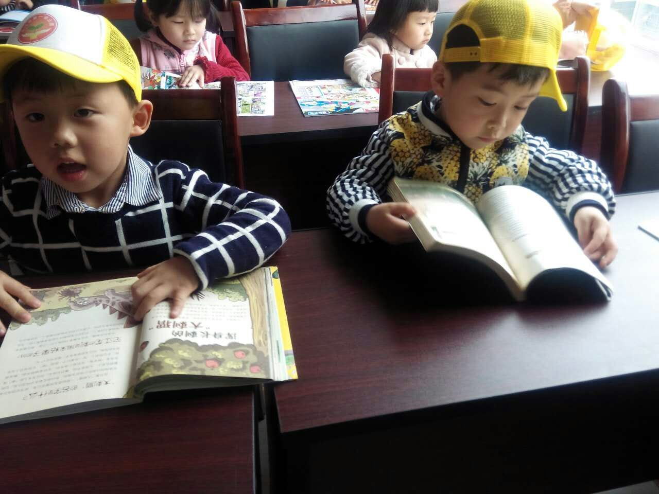 6、沉浸在精彩的童话世界里。
